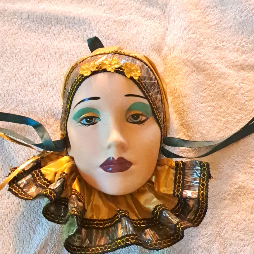 Harlequin lady head